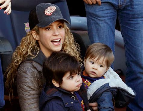 Shakira Y Sus Hijos En El Fc Barcelona Real Sociedad Fotos