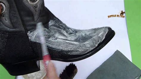 Bueno son como amarillatas pero muy muy bajitito, he intentado limpiarlas con un trapo humedo pero noto que se manchan, ¡algun consejo para poder hola, mi hija tiene unas botas de piel color beige y las limpia con un paño humedecido en soda deja secar y despues le pasas un cepillo suavemente. Como limpiar botas en piel de mantarraya original e ...