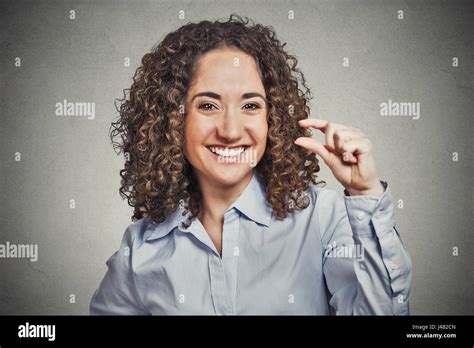 Closeup Retrato Gracioso Cabello Castaño Rizado Joven Mujer Mostrando Una Pequeña Cantidad Con