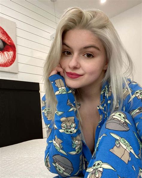 Ariel Winter Posing In Chic Yoda Pajama On Instagram