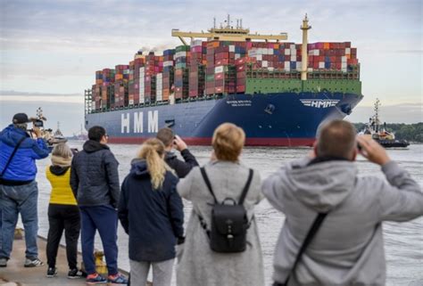 Die „hmm algeciras kurz vor ihrer ankunft im hamburger hafen. Grootste containerschip ter wereld meert aan in Antwerpse ...