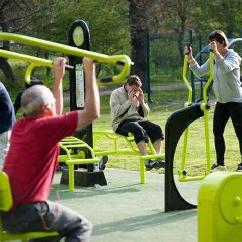 Hay muchas actividades y juegos al aire libre para personas mayores y actividades que fomentan la socialización, la actividad física y la diversión. Entregan gimnasio al aire libre para adultos mayores de ...