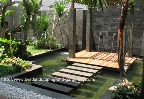 Teras yang memiliki atap sendiri memberi kesan unik dan memang terlihat sangat kuno, namun contoh desain rumah di kampung ini memiliki keestetikan tersendiri. Membuat Desain Taman Minimalis Belakang Rumah | Desain ...