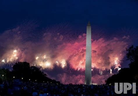 Photo Fireworks Explode Over The National Mall On Independence Day Wap Upi Com