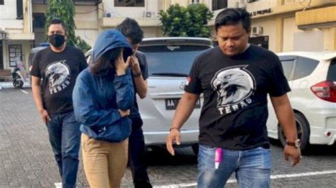 Akhirnya Terungkap Identitas 2 Pegawai Honorer Mesum Dalam Mobil Di Semarang Pelaku Mobil