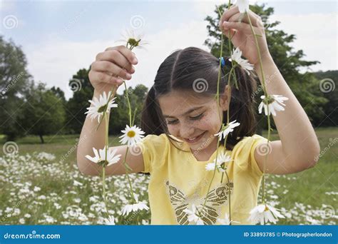Fille Tenant Daisy Chains In Meadow Image Stock Image Du Pr
