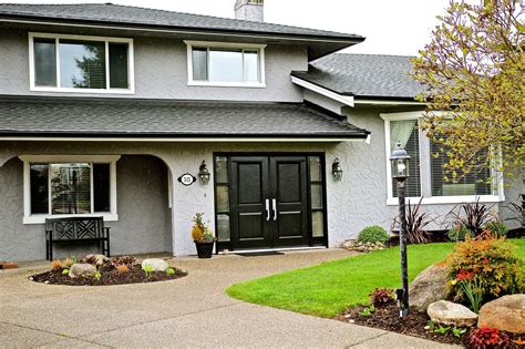 What Color Stucco Goes With Black Roof 5 Excellent Options Explored