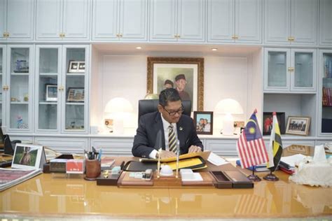 Faizal made the announcement at a press conference and said the resignation letter was submitted to sultan perak sultan nazrin muizzuddin shah during an audience at the istana kinta at 3pm on saturday. Dato' Seri Ahmad Faizal Azumu "punch card" hari pertama ...
