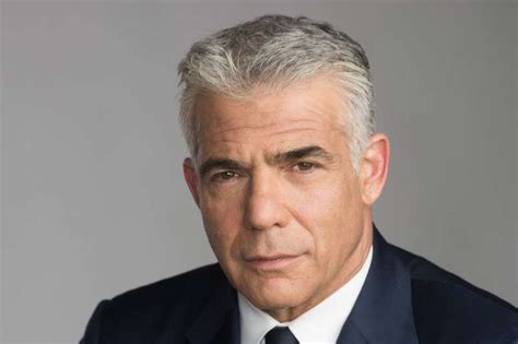 במערכון נראה בן דמותו של נפתלי בנט, המגולם על ידי ערן זרחוביץ', כשלראשו מונחות שתי קוביות תפילין, שהונחו בדומה לתספורת של נטע ברזילי באירוויזיון. בחן את עצמך: האם אתה אנטישמי? • רדיו חיפה 107.5