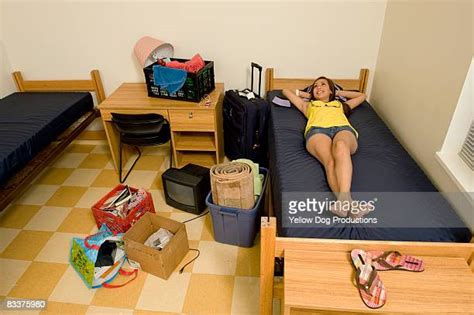 Dorm Room Girl Photos Et Images De Collection Getty Images
