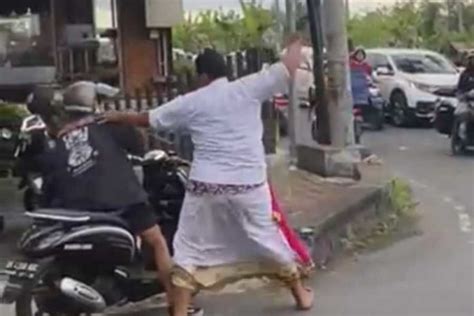viral pria bersajam mengamuk di jalanan kuta utara seorang pengendara ditusuk cikalnews