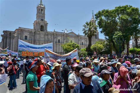 Manifestación En La Plaza De Las Armas De Arequipa Perú Nada
