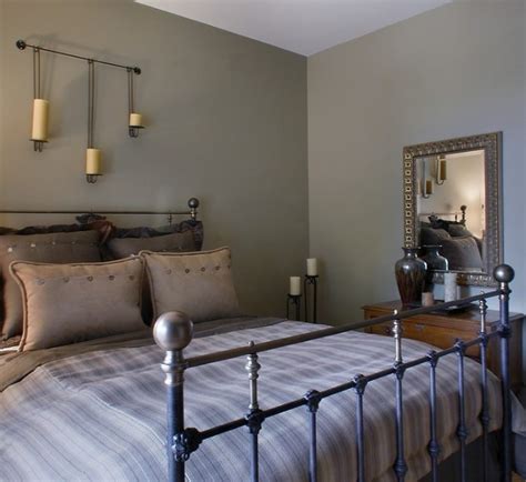 Whether you crave a palette of bright colors or prefer a soothing scheme of neutrals. Farmhouse style bedroom with warm colors - Decolover.net
