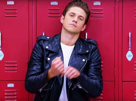 Middletowns Aaron Tveit Nails All The Right Moves In Live Grease On