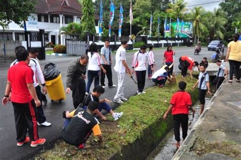 Gambar kartun pemandangan sekolah gokil abis via topgokilabis.blogspot.com. Pentingnya Menjaga Kebersihan Lingkungan | tukangcodingblog