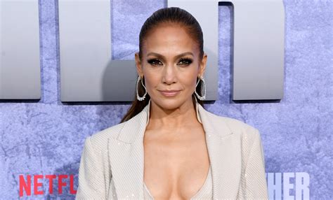 Wearing A Tight Swimsuit Jennifer Lopez Shows Off Her Curves While
