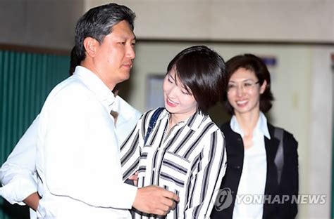 최태원 sk그룹 회장 차녀 최민정 해군 중위가 청해부대 19진으로 소말리아 아덴만 파병 임무를 무사히 마치고 2015.12.23/뉴스1 © news1 이승배 기자. WIKITREE | '긴머리 짧게 자른' 최태원 회장 둘째딸 입영 현장