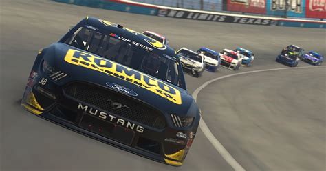 Acara ini dibuat di new york city dan ditayangkan oleh stasiun televisi nbc tiap sabtu malam semenjak tanggal 11 oktober 1975. NASCAR adds "Saturday Night Thunder" to eSports racing series