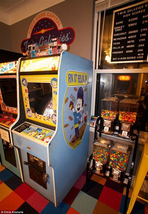 New York Man Turns Bedroom Into 80s Style Arcade