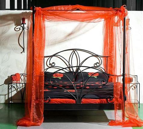 Łóżko z baldachimem w tradycyjnej i nowoczesnej sypialni