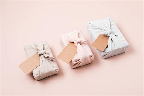 emballage cadeau zéro déchet de style furoshiki japonais traditionnel sur fond rose emballage