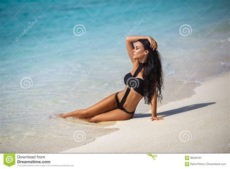 性感的比基尼泳装的美丽的女孩在海滩 库存图片 图片 包括有 晒日光浴 女孩 方式 比基尼泳装 海运 96228167