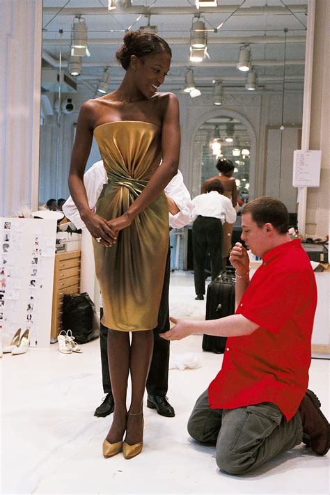 Naomi Campbell In A Fitting With Alexander Mcqueen Sendommager