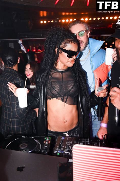 Teyana Taylor Flashes Her Tits At The Arc In Paris 4 Photos Thefappening