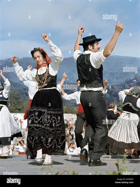 Minho Portuguese Folk Dancers Fotos Und Bildmaterial In Hoher