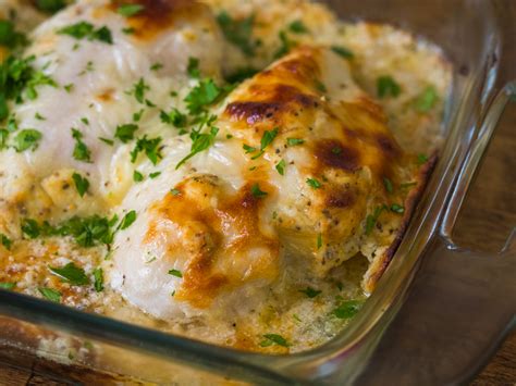 In a medium bowl, mix together the sour cream, garlic powder, seasoned salt, pepper, and 1 cup of parmesan cheese. Smothered Sour Cream Chicken - Cooking Panda