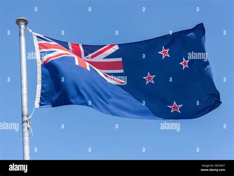 Bandera De Nueva Zelanda En Westhaven Marina Con Banderas Nacionales