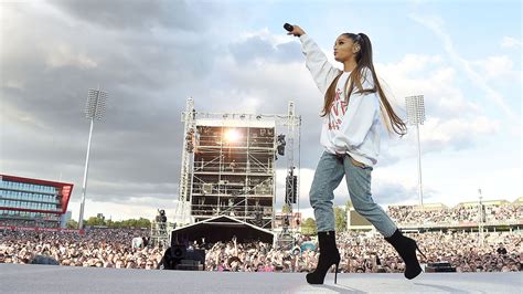 Photos Ariana Grande And Others Spread The Love During One Love Manchester Concert Abc7 New York