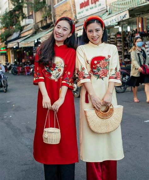 Hiện nay có khá nhiều chất liệu vải được ưa chuộng để may áo dài tết. Áo Dài Cách Tân Lụa Màu Đỏ Màu Vàng Hoa Cát Tường Tết 2021