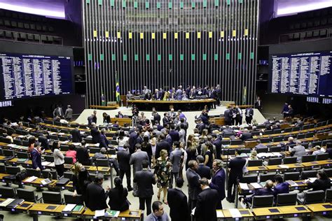 Câmara conclui votação de projeto que altera regras para partidos