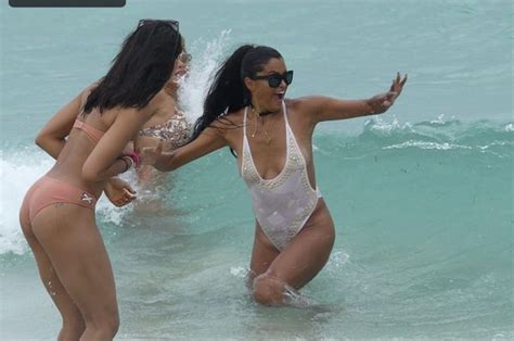 Miami Beach okyanusunda yüzerken Claudia Jordan Nip Slip AZNude