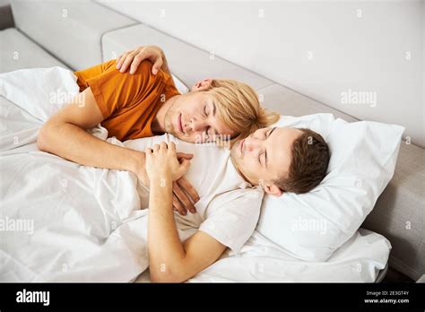 liebevolle homosexuelle paar schlafen und kuscheln im bett stockfotografie alamy