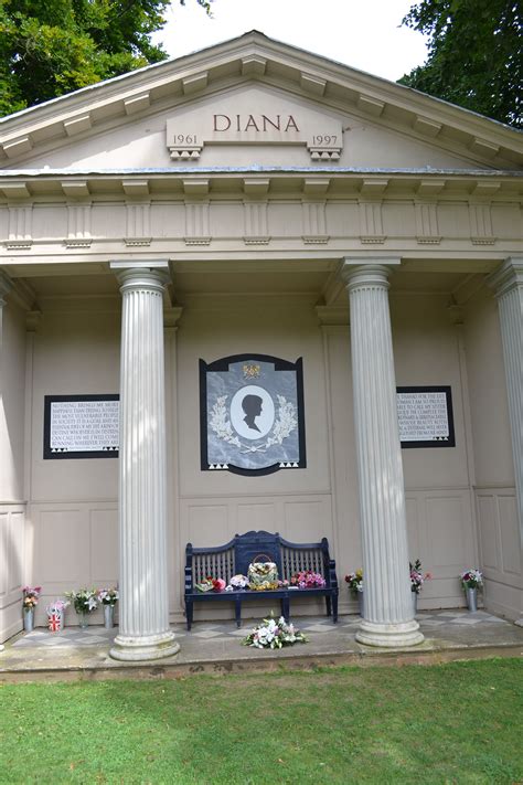 Kontluk için erkek çocuk isteyen ve yine bir kız bebek sahibi olan spencer ailesi, bu dileğine ancak charles doğduktan sonra kavuşabildi. Princess Diana's Memorial | Princess diana grave, Princess ...