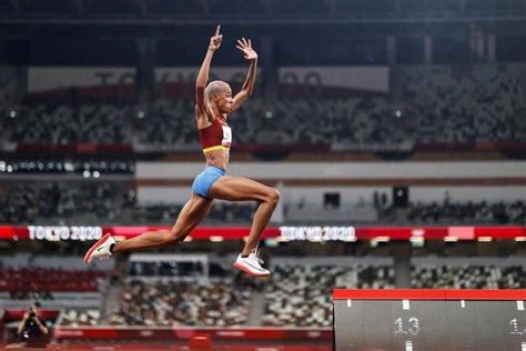 la venezolana yulimar rojas impone récord mundial en salto triple femenil video proceso