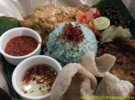 There are the usual fast food restaurants as well as one or two more interesting eating places. Halal food taster: Row-Six Restaurant @ Aeon Bandaraya