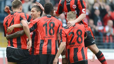 .english football league) die weltweit älteste liga ist, rangiert sie nur auf dem zweiten platz in fußball ist in england nicht nur ein zuschauersport oder eine domäne für die offiziellen ligen und. Zweite Liga: Eintracht Frankfurt siegt gegen Aue - DER SPIEGEL