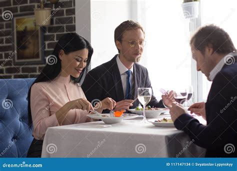 Hombres De Negocios Que Almuerzan En El Restaurante De Lujo Foto De
