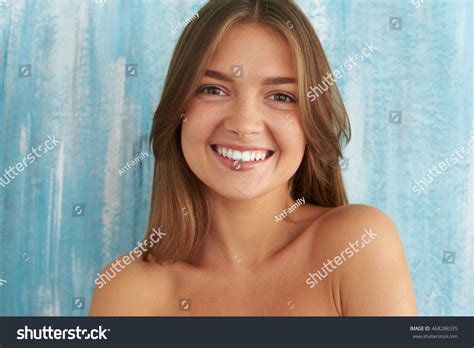 Portrait Young Beautiful Girl Naked Shoulders Foto Stock 468288335 Shutterstock