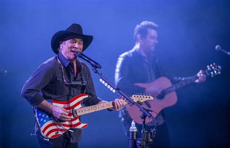 Howdy Downey Clint Black Brings Down The House — The Downey Patriot
