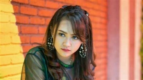 Hasil diatas adalah hasil pencarian dari anda lirik lagu hareudang mp3 dan menurut kami yang paling cocok adalah lirik lagu. belahduren: Lirik Lagu Happy Asmara Hareudang