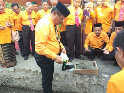 Menyiapkan mahasiswa menjadi anggota masyarakat yang memiliki kemampuan akademik, ahli dan terampil dalam bidang administrasi dan akuntansi. Rektor UNM Pimpin Peletakan Batu Pertama Pembangunan ...