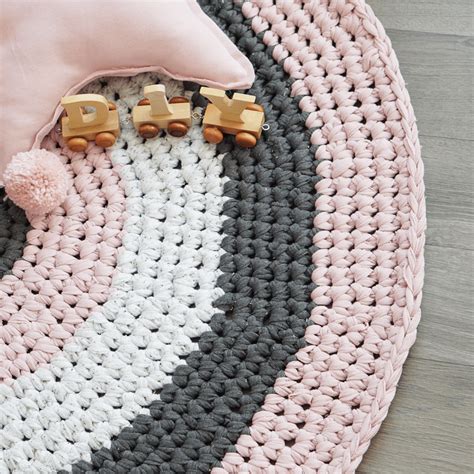 Diese anleitung erklärt, wie sie einen runden teppich häkeln mit textilgarn. Gehäkelter runder Teppich - Anleitung | DIY Stoffe | Runde ...