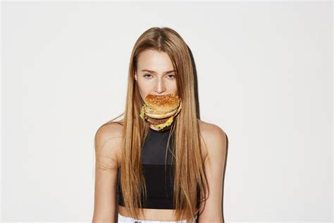 (i am at home) ich komme zuhause an (i arrive at home) ich esse zuhause (i eat in) share. Wann bin ich satt? 4 Tipps um richtig satt zu werden