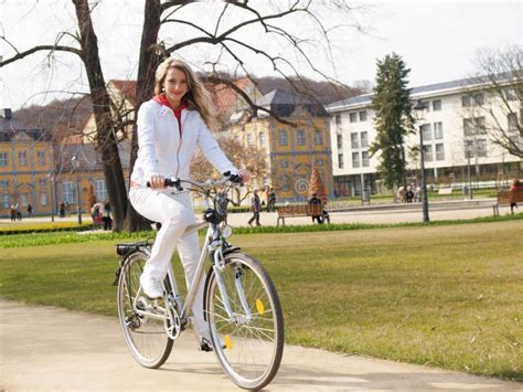 młody jeździeccy rower kobiety obraz stock obraz złożonej z roczniki przejażdżka 4900157