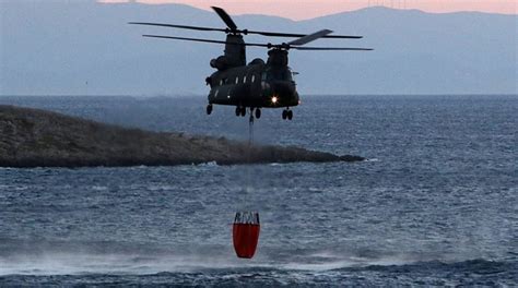Ρίψεις νερού από αέρος πραγματοποιούν 3 αεροσκάφη και 1 ελικόπτερο. ΦΩΤΙΑ ΣΤΑ ΚΑΛΥΒΙΑ: ΕΙΚΟΝΕΣ ΣΟΚ - ΕΤΣΙ ΕΖΗΣΑΝ ΟΙ ΚΑΤΟΙΚΟΙ ΤΟΝ ΠΥΡΙΝΟ ΕΦΙΑΛΤΗ!ΟΛΟΝΥΧΤΙΑ Η ΜΑΧΗ ΜΕ ...
