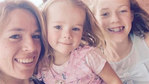 Hij dumpte haar via een sms'je en hoewel zij beweert dat ze hem nog steeds graag ziet. Stephanie Planckaert: "Ik praat met mijn dochter van 12 al ...